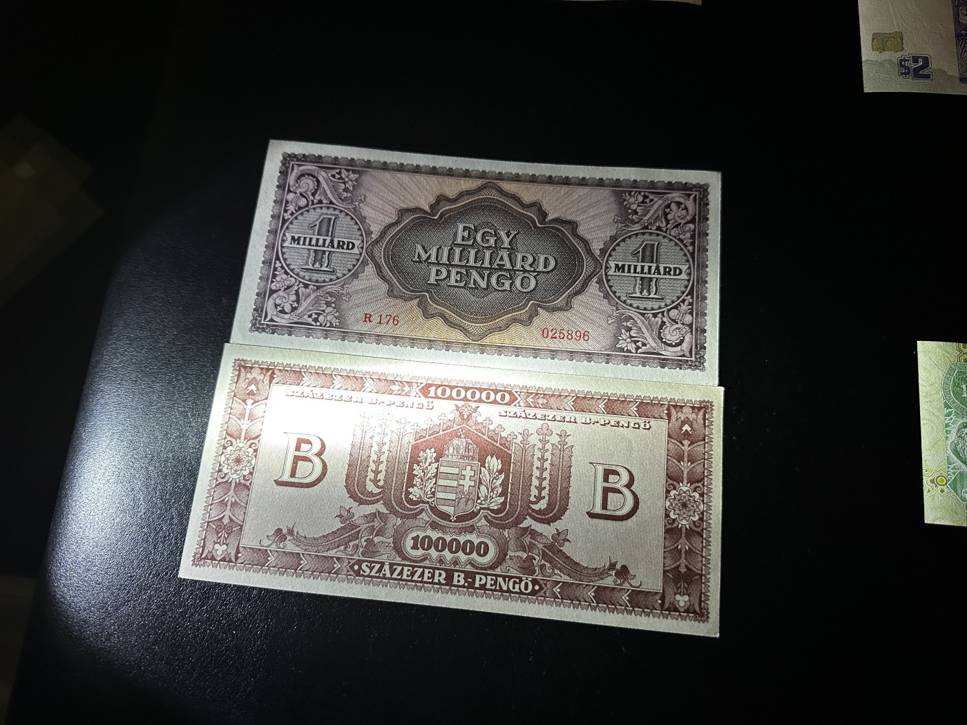 《外钞收藏家》第三百二十九期 匈牙利共和国 10亿和10万面额 两张 10亿边上轻微潮 角不绝 10万全新