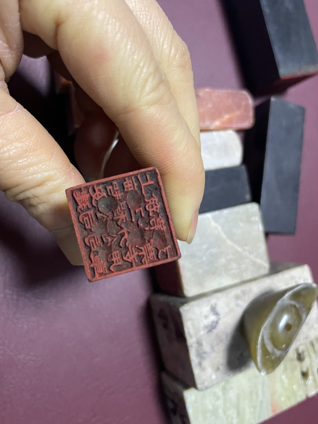 第21场钱币纸币小人书、连环画、瓷器专场 各类奇章异石：鸡血石、青田石、寿山石和牛角章，共11件合拍，特惠上传