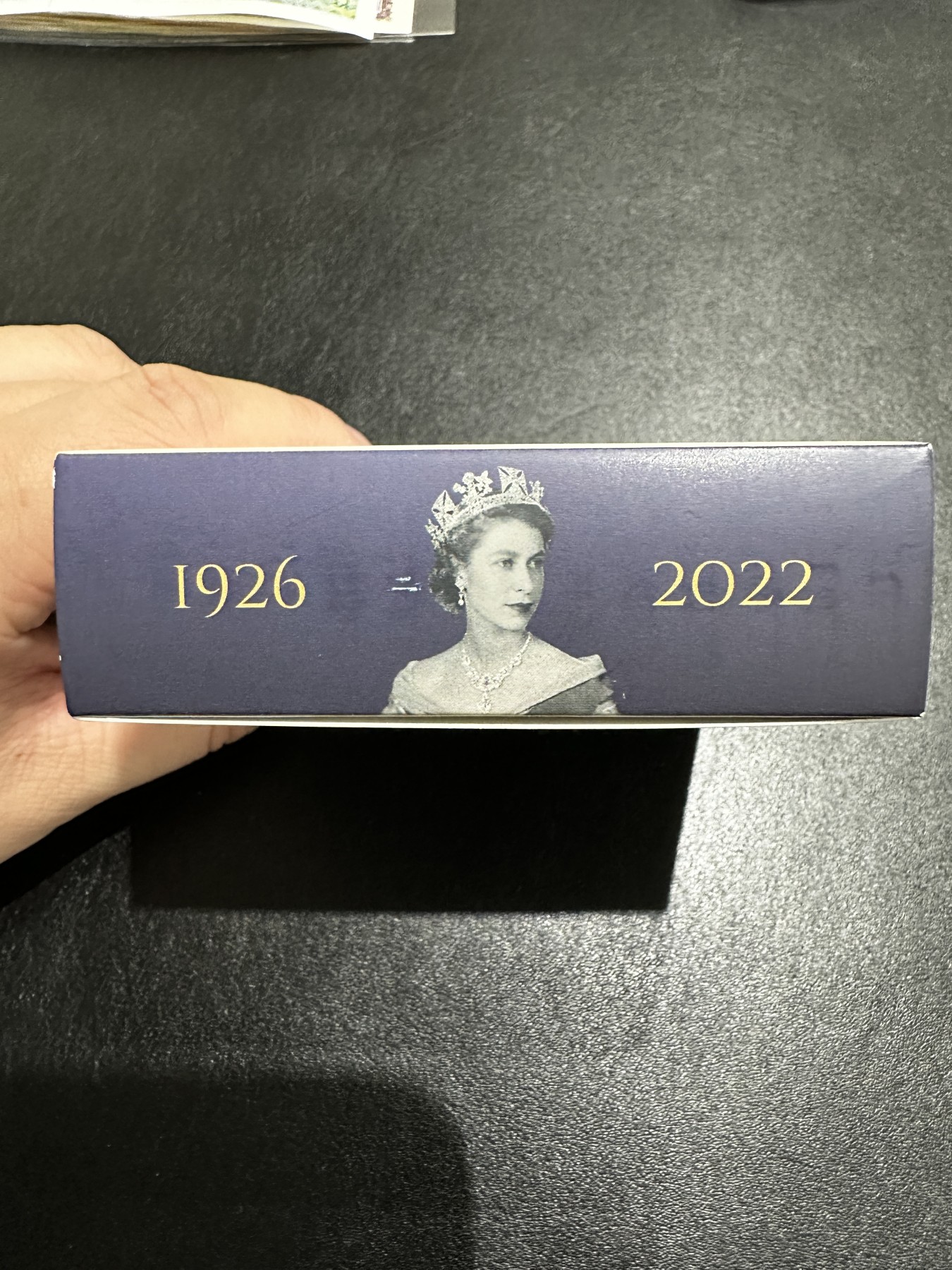 《外钞收藏家》第三百二十九期 2022年英国发行致敬英国女王5英镑加厚精制银币 NGC评级69 带原装盒子、证书和发票