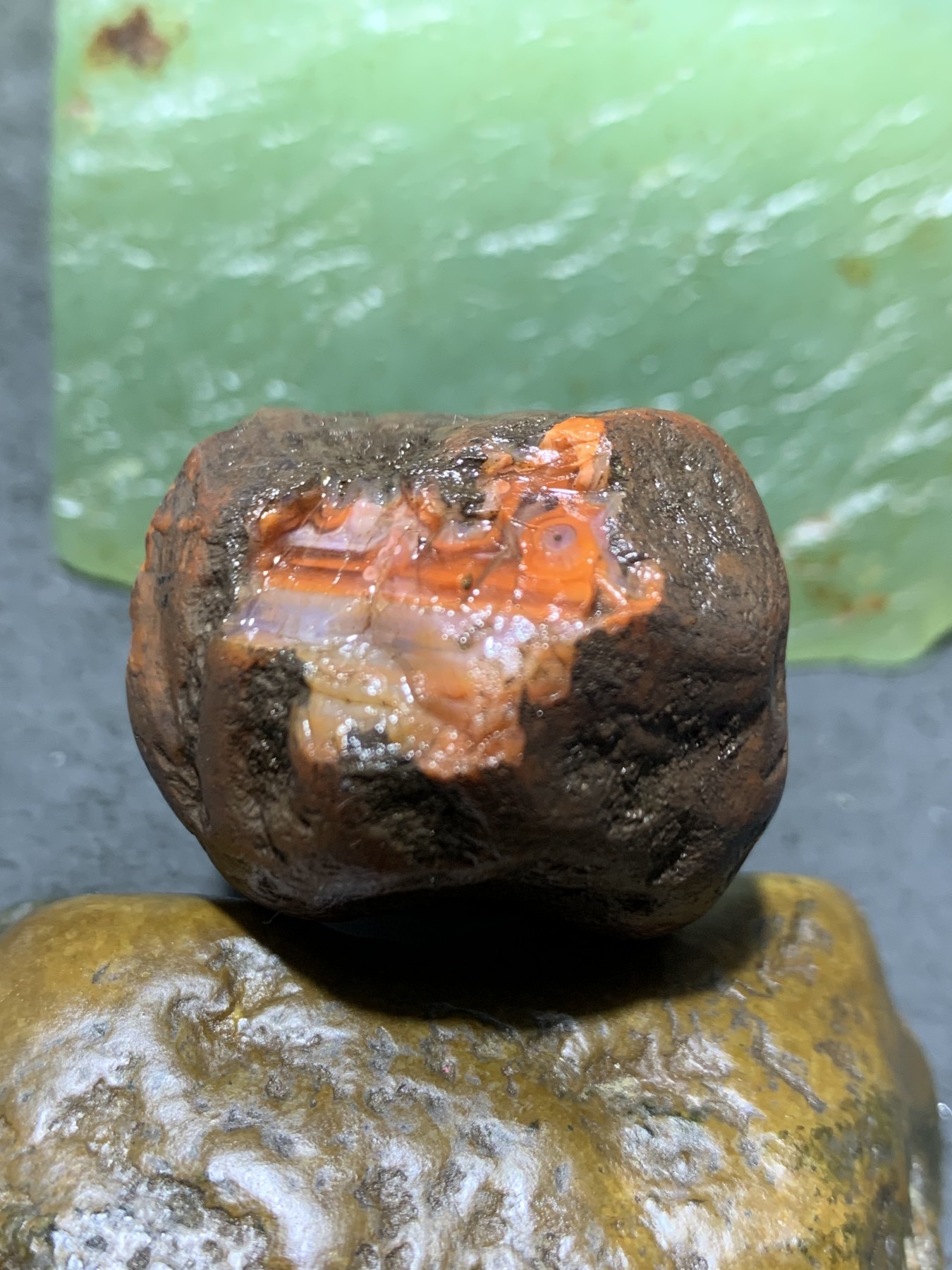 精美开窗铁皮南红玛瑙原石一颗