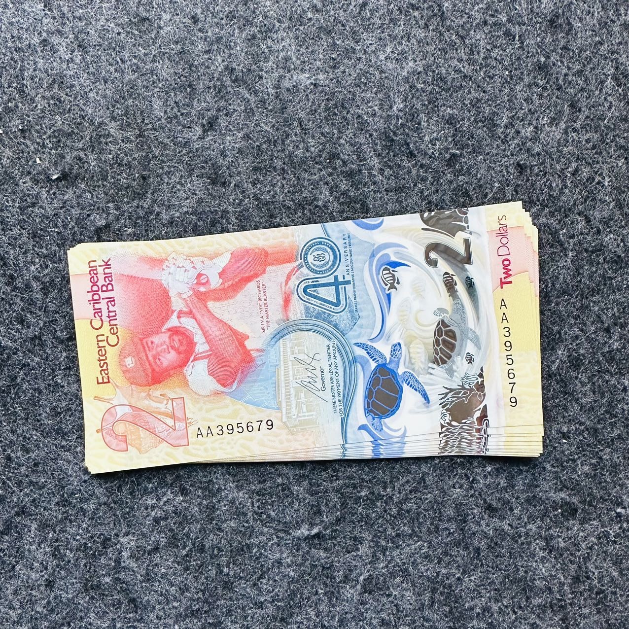 东加勒比2023年2元塑料钞，纪念钞，AA首发冠，IBNS获奖钞🏆