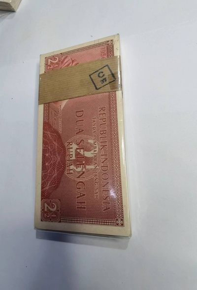 各国外币第十四期 - 印度尼西亚2.5卢比2 1/2纸币100张整刀大部分连号非百连