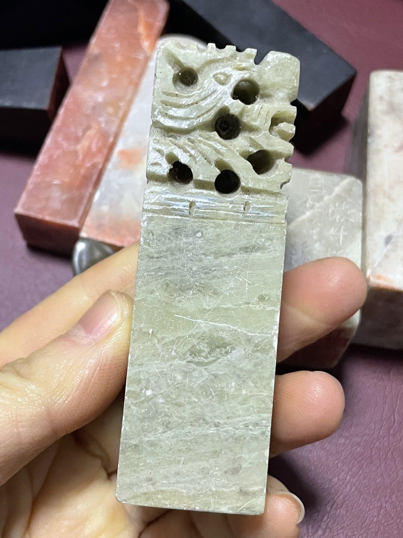 第21场钱币纸币小人书、连环画、瓷器专场 各类奇章异石：鸡血石、青田石、寿山石和牛角章，共11件合拍，特惠上传