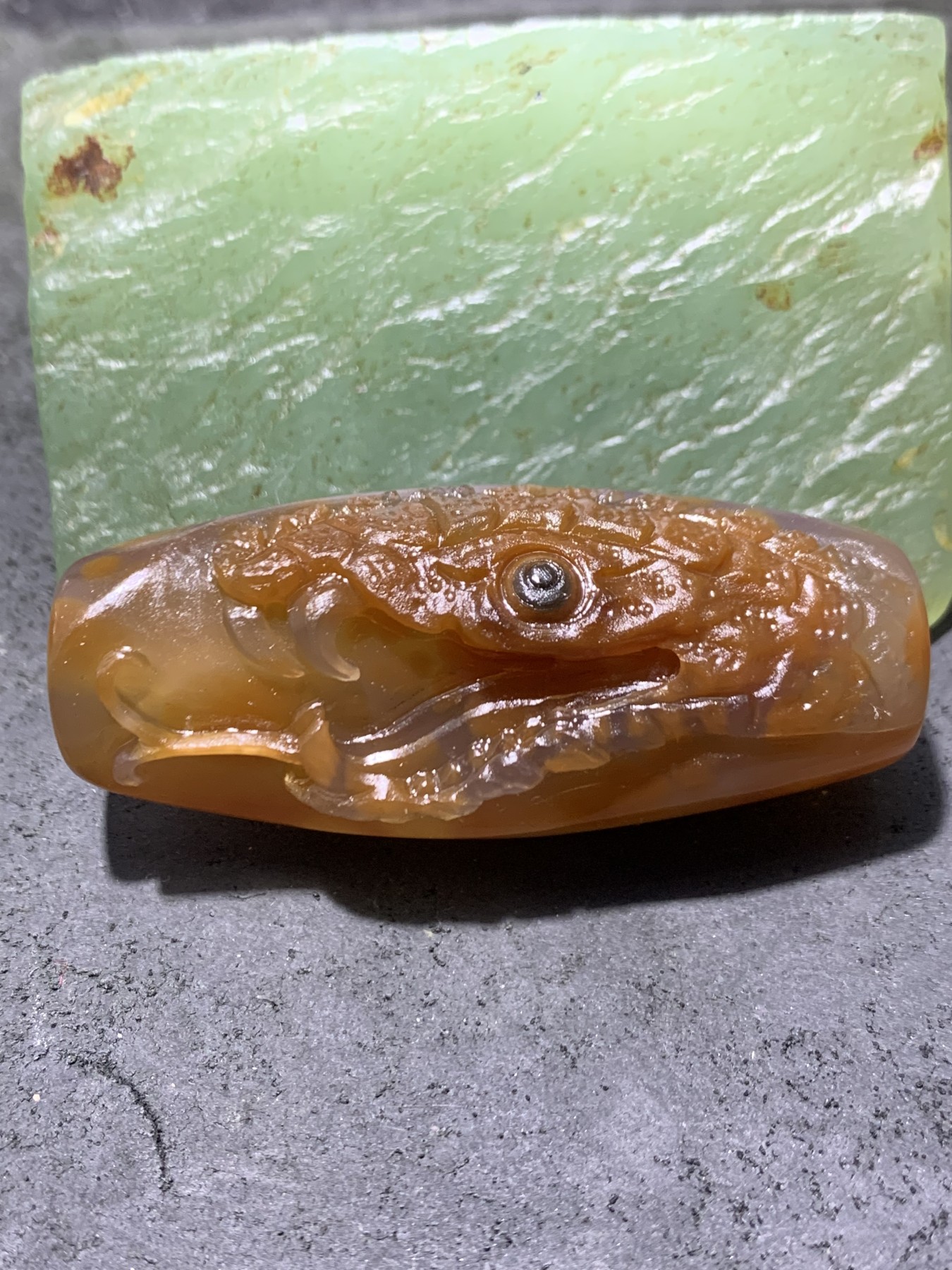 精美亚光高玉化巴西玛瑙手工俏色巧雕灵蛇大桶珠一个！