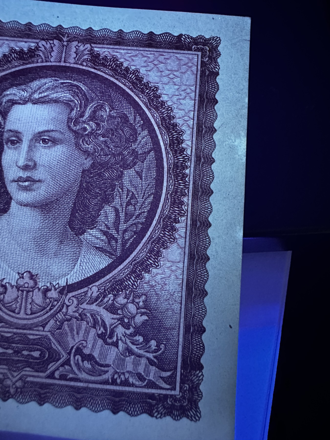 《外钞收藏家》第三百二十九期 匈牙利共和国 10亿和10万面额 两张 10亿边上轻微潮 角不绝 10万全新