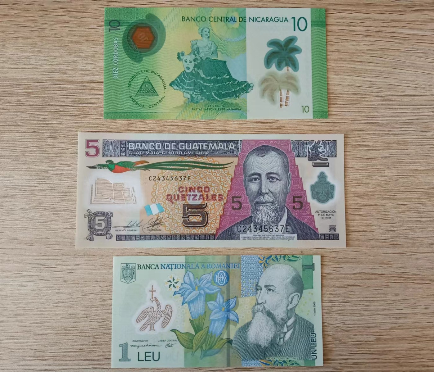 旧藏出货第一期 尼加拉瓜，罗马尼亚，危地马拉塑料钞三张，品相全新。