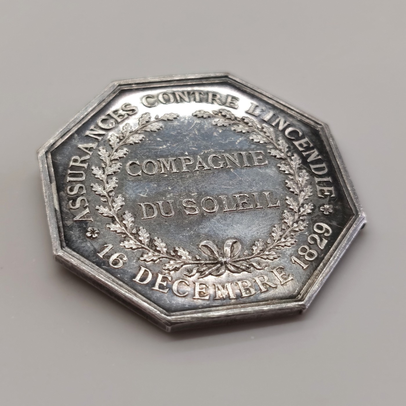 博洋堂世界钱币拍卖第060期（全场包邮） 太阳神八角Jeton银质代币，重19.3G，直径对边36.3mm，丰饶角，太阳公司火灾保险，浮雕感强，很漂亮的一枚八角