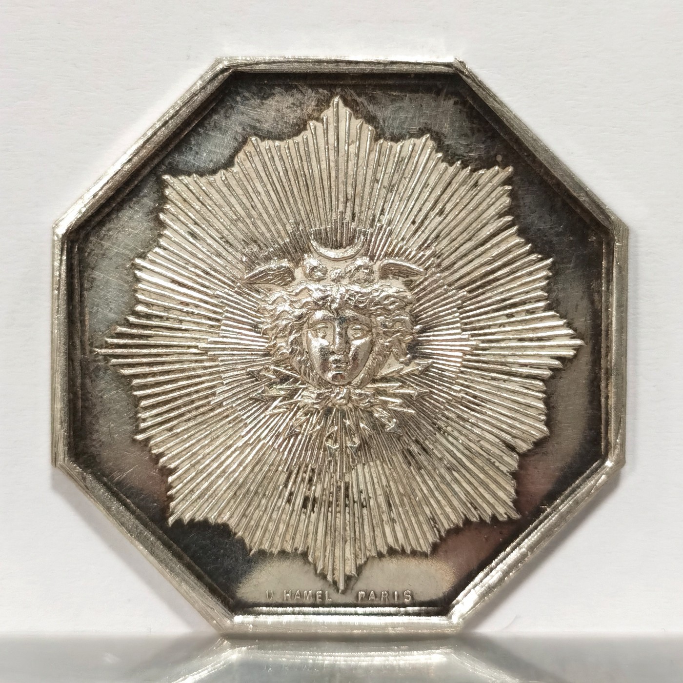 博洋堂世界钱币拍卖第060期（全场包邮） 太阳神八角Jeton银质代币，重19.3G，直径对边36.3mm，丰饶角，太阳公司火灾保险，浮雕感强，很漂亮的一枚八角