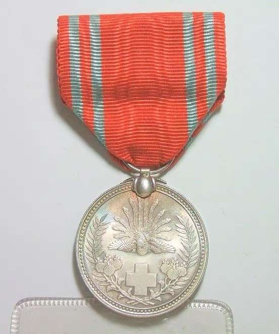 日本1888年明治21年红十字社高浮雕精制银章绶带原盒全齐30MM13克