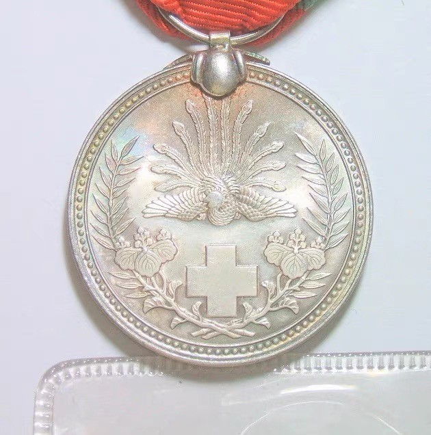 日本1888年明治21年红十字社高浮雕精制银章绶带原盒全齐30MM13克