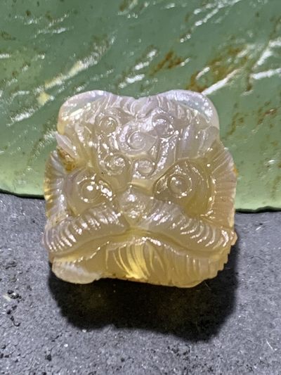 精美亚光巴西玛瑙手工雕刻醒狮珠子（吊坠）一个 - 精美亚光巴西玛瑙手工雕刻醒狮珠子（吊坠）一个