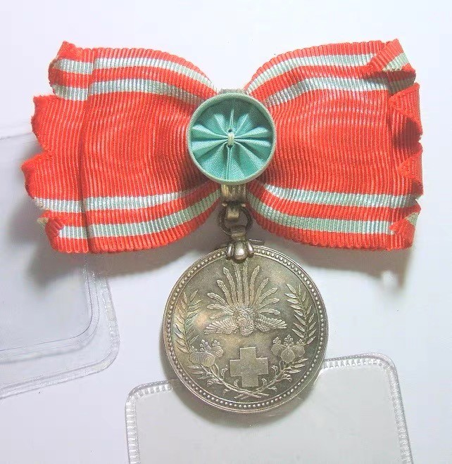 日本1888年明治21年红十字社高浮雕精制银章 女版带绶带 30MM17克 日本1888年明治21年红十字社高浮雕精制银章 女版带绶带 30MM17克
