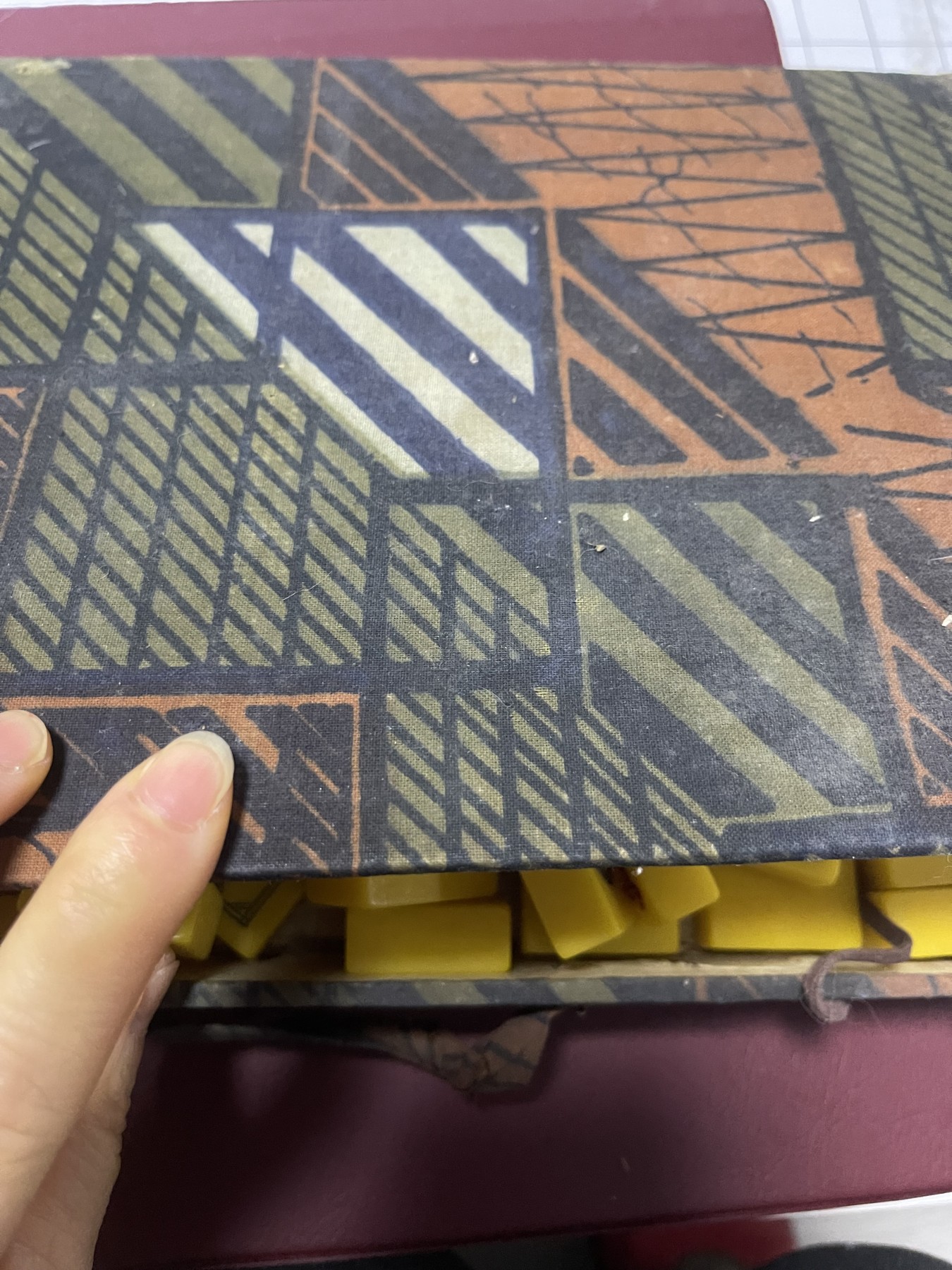 第四场钱币、纸品、字画、杂项、连环画专场 玉石麻将带盒一副，齐全