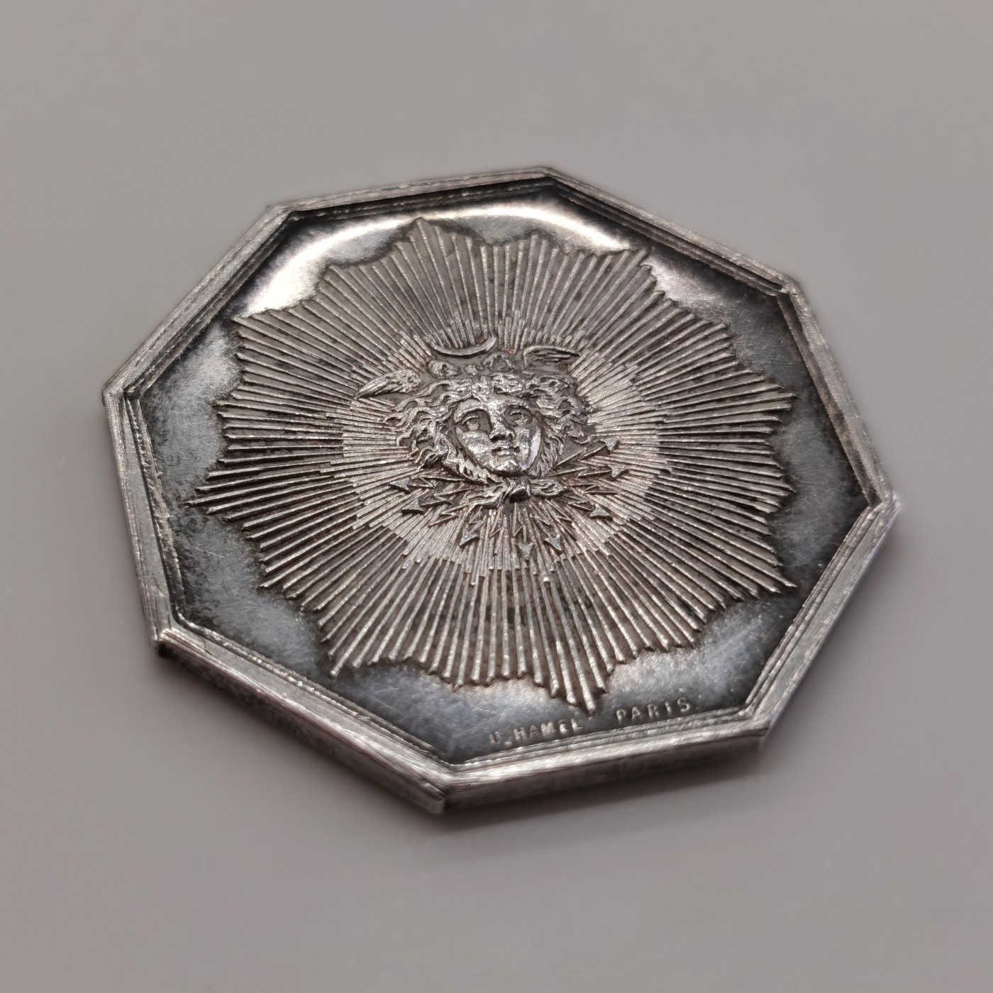 博洋堂世界钱币拍卖第060期（全场包邮） 太阳神八角Jeton银质代币，重19.3G，直径对边36.3mm，丰饶角，太阳公司火灾保险，浮雕感强，很漂亮的一枚八角