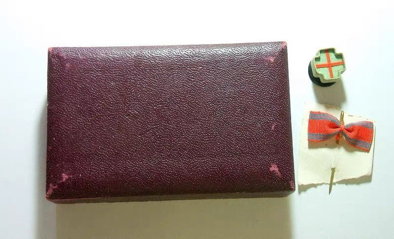 日本1888年明治21年红十字社高浮雕精制银章绶带原盒全齐30MM13克