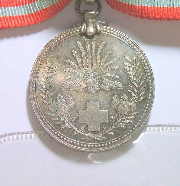 日本1888年明治21年红十字社高浮雕精制银章 女版带绶带 30MM17克 日本1888年明治21年红十字社高浮雕精制银章 女版带绶带 30MM17克
