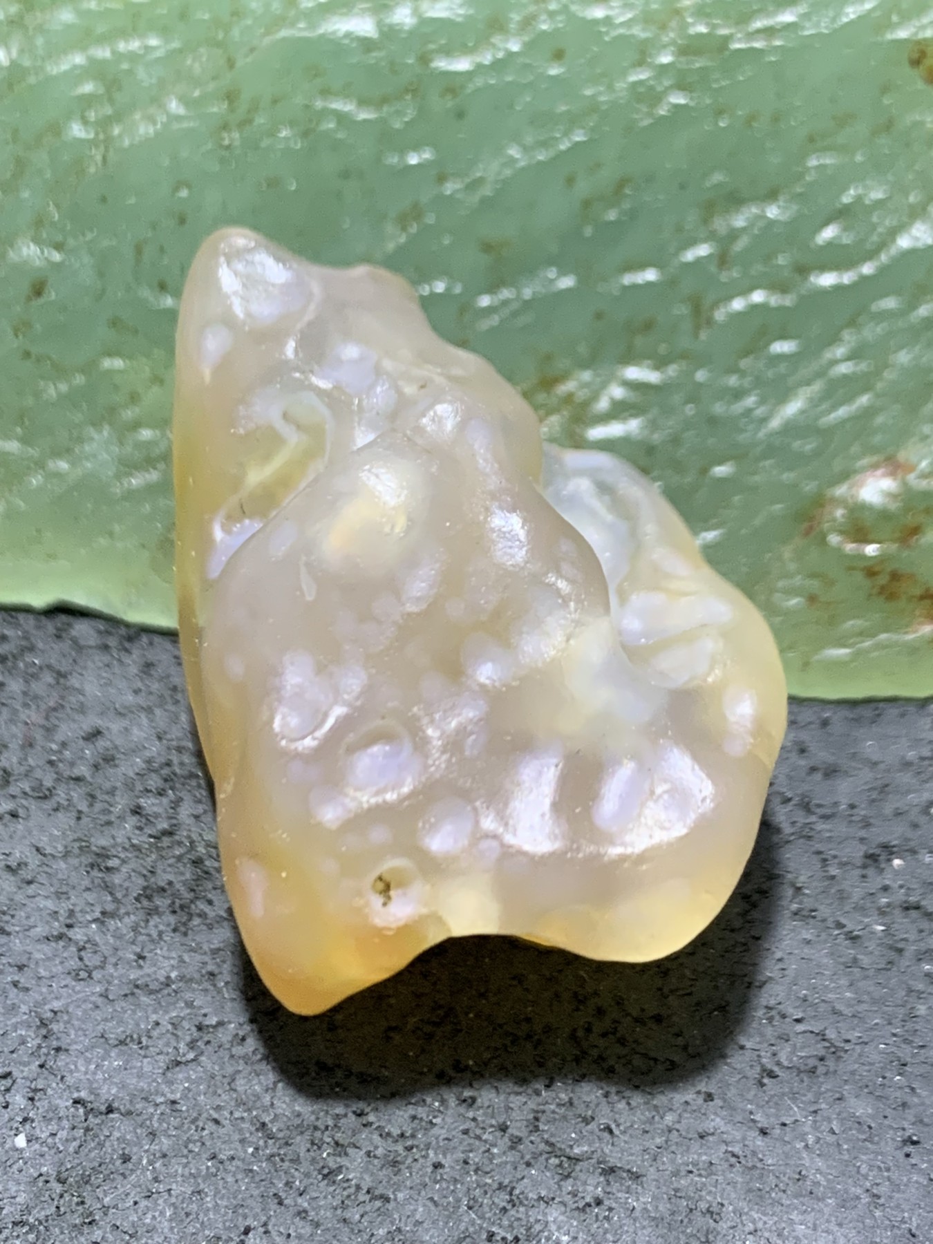 精美天然高玉化阿拉善孔洞玛瑙原石一颗，