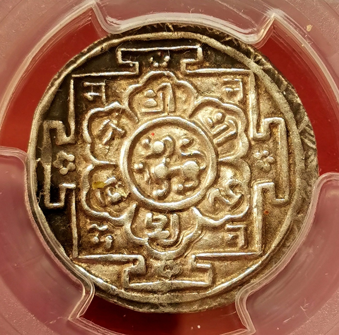 凡希社世界钱币微拍第二百五十八期 荐！1715尼泊尔帕坦双三角与坛城莫哈银币PCGS-AU58珠圈&草纹边，两个三角形代表阴性与阳性力量相互交融，坛城是印度教和密宗里重要的仪轨，高品极为罕见的品种。