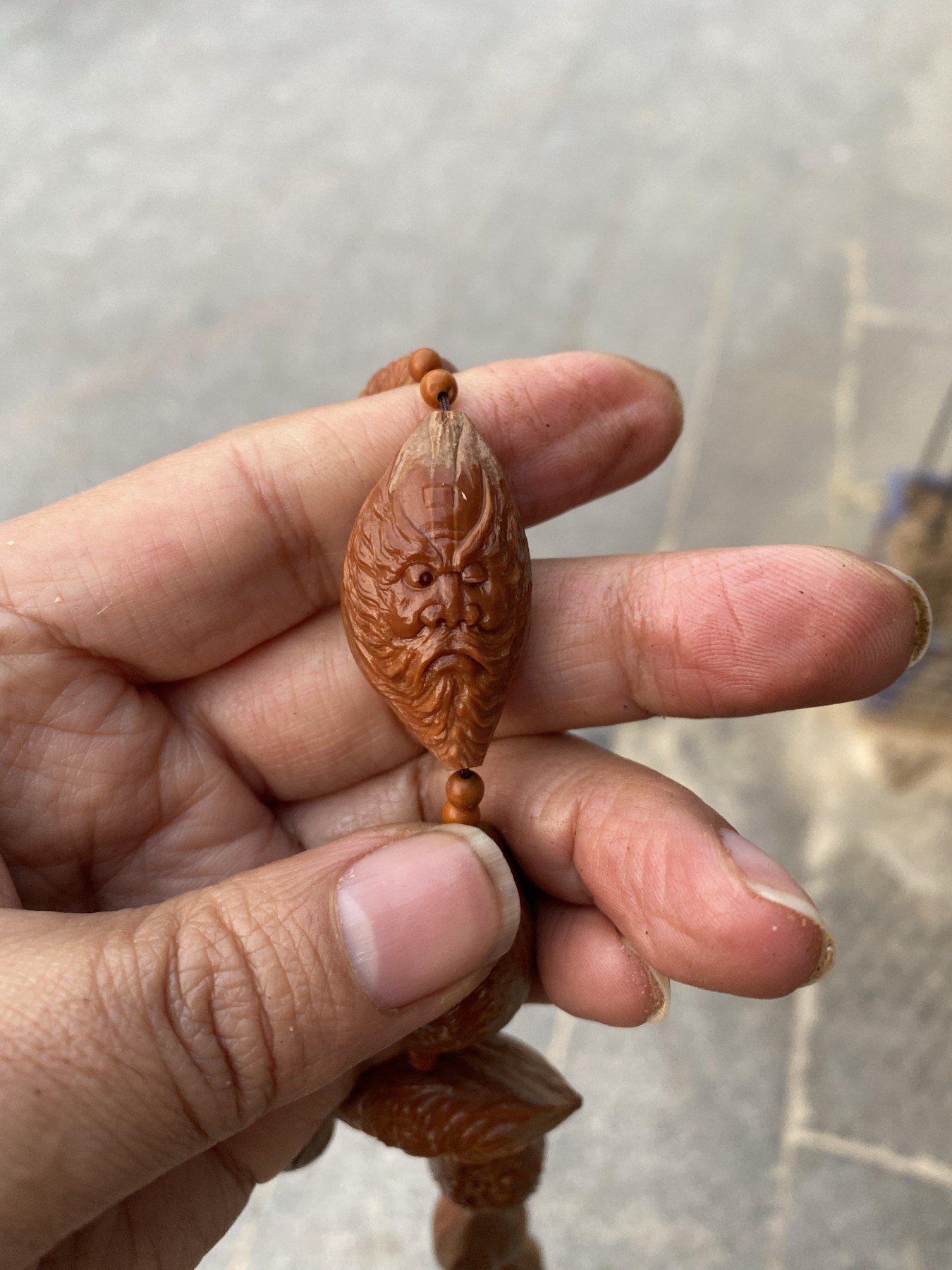 苏工核雕手工制作，总有一款适合你 福利苏工核雕纯手工雕刻，钟馗百态，梅林大核10年老籽留刀痕手作脖挂，手持长串，个性十足，等待有缘人，尺寸2。0x3.8喜欢的来