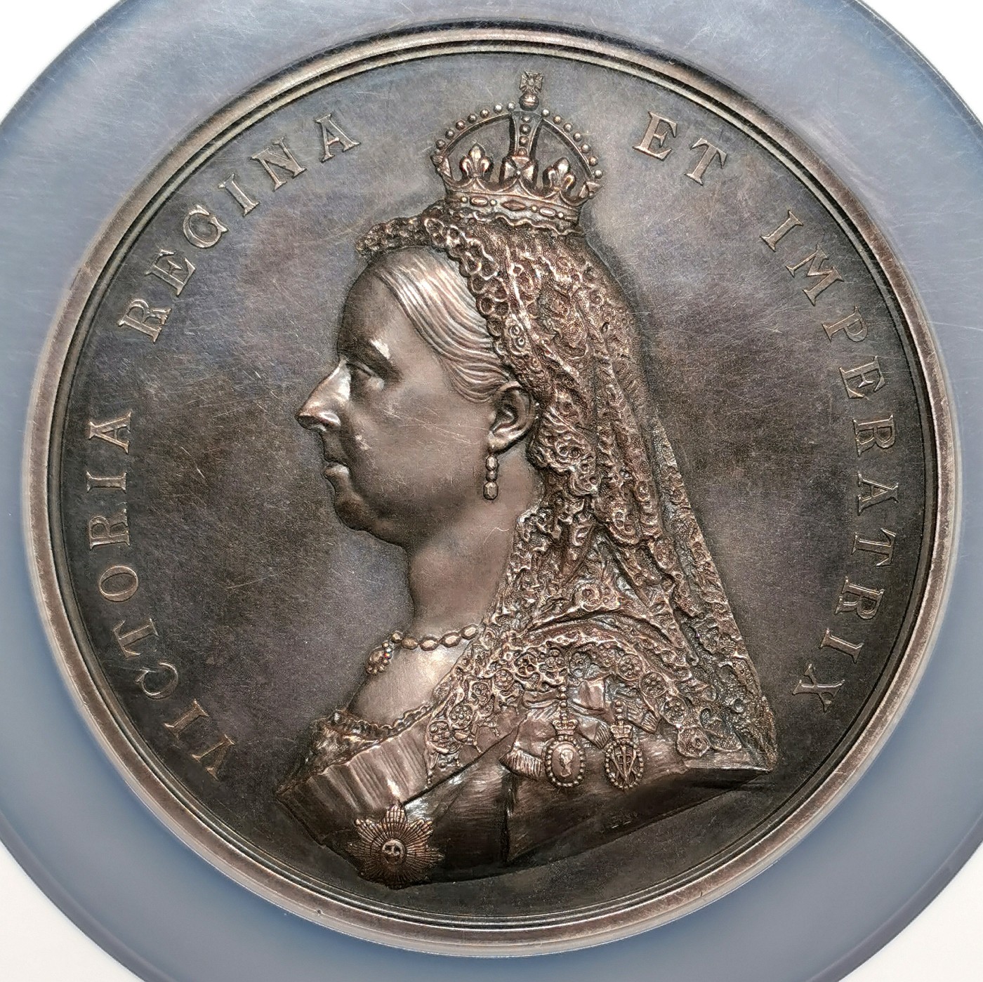 凡希社世界钱币微拍第二百五十八期 1887英国维多利亚加冕50周年纪念大型银章NGC-UNCD 直径77mm，边道有刻字，深色红棕色包浆，雕刻精美气韵典雅，加冕系列的名品！