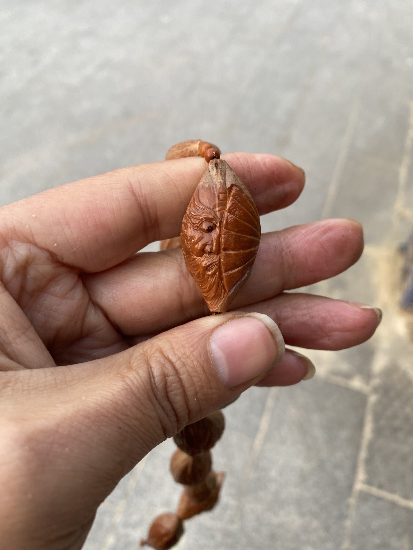 苏工核雕手工制作，总有一款适合你 福利苏工核雕纯手工雕刻，钟馗百态，梅林大核10年老籽留刀痕手作脖挂，手持长串，个性十足，等待有缘人，尺寸2。0x3.8喜欢的来