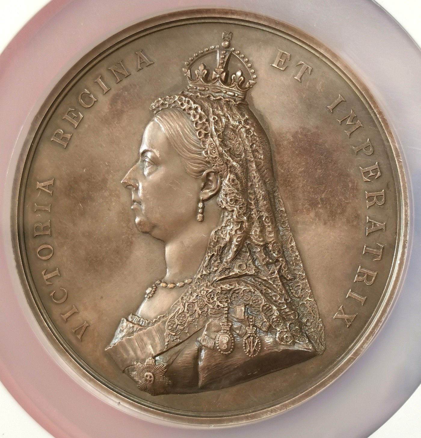 凡希社世界钱币微拍第二百五十八期 1887英国维多利亚加冕50周年纪念大型银章NGC-UNCD 直径77mm，边道有刻字，深色红棕色包浆，雕刻精美气韵典雅，加冕系列的名品！