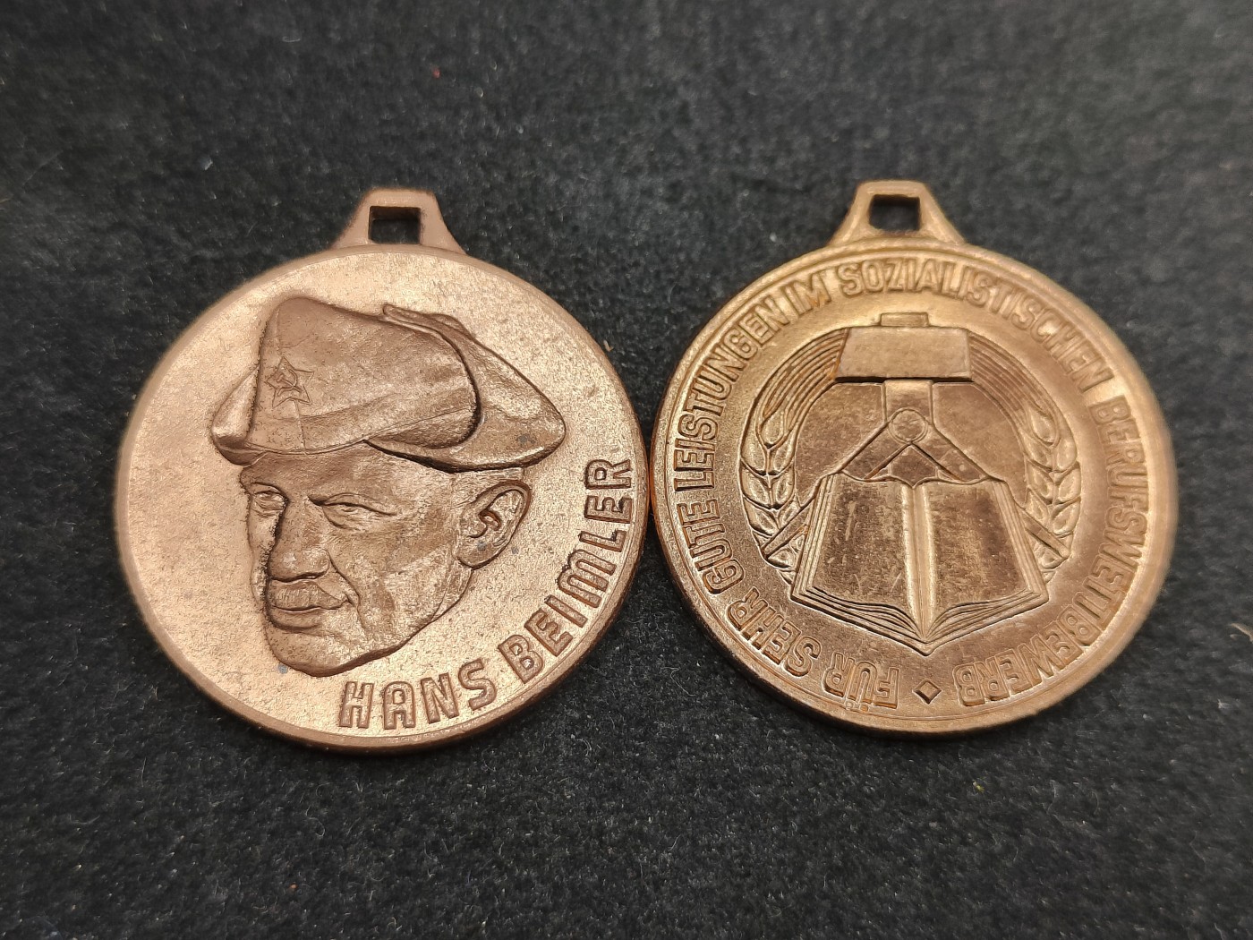 全场0元起拍 第125期 咸鱼国勋章拍卖专场 1月14日（周日）下午6：00开始 东德徽章一组