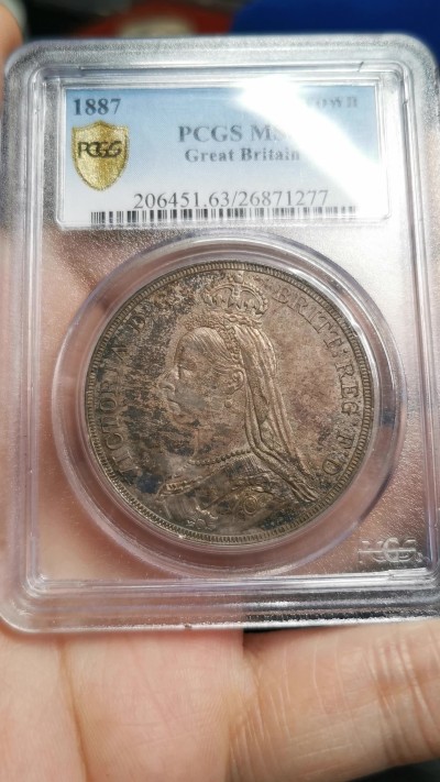 凡希社世界钱币微拍第二百五十八期 1887英国老维高冠马剑大银PCGS-MS63，五彩瑰丽，极其养眼的一枚！