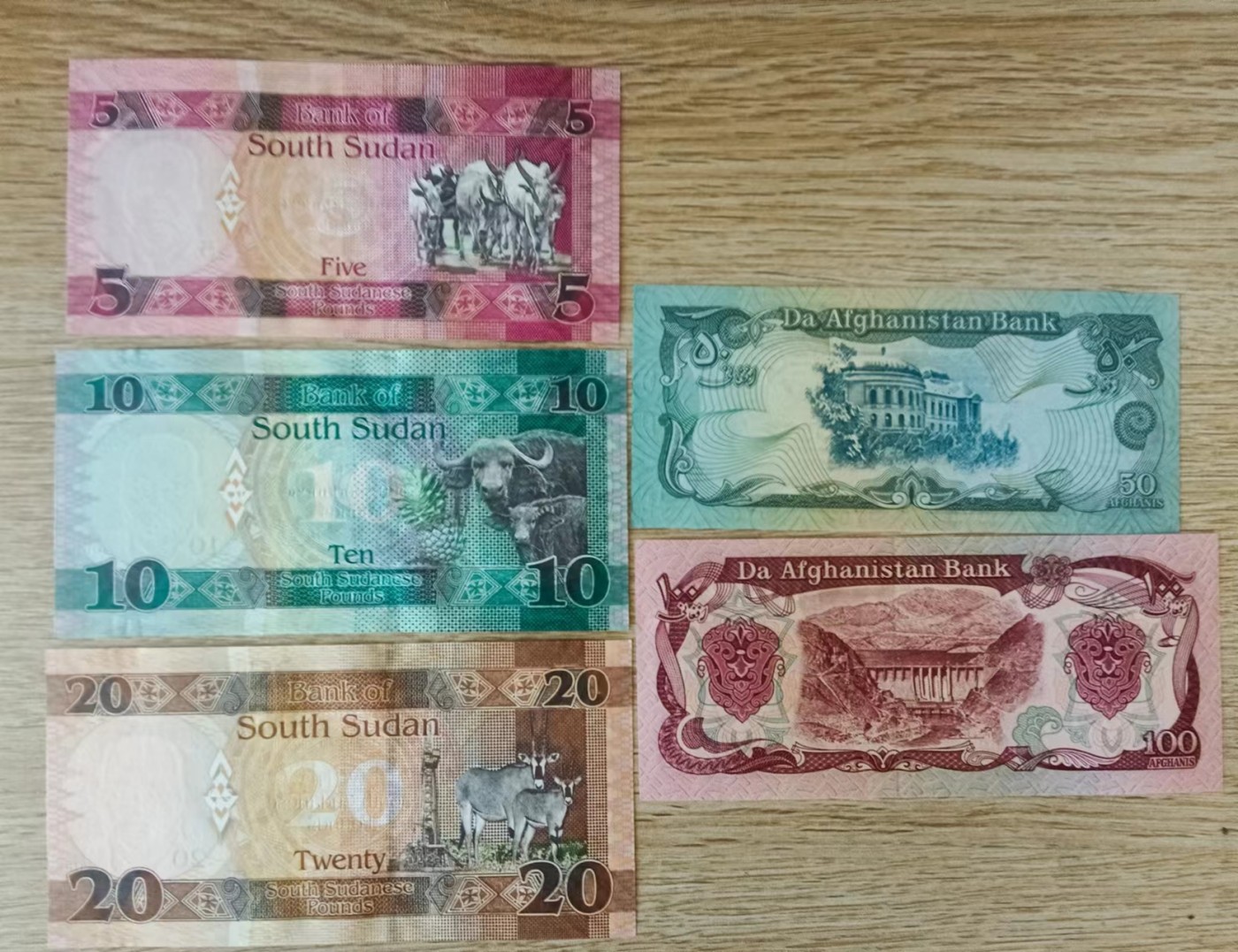 旧藏出货第一期 南苏丹和阿富汗1979版五张，品相如图