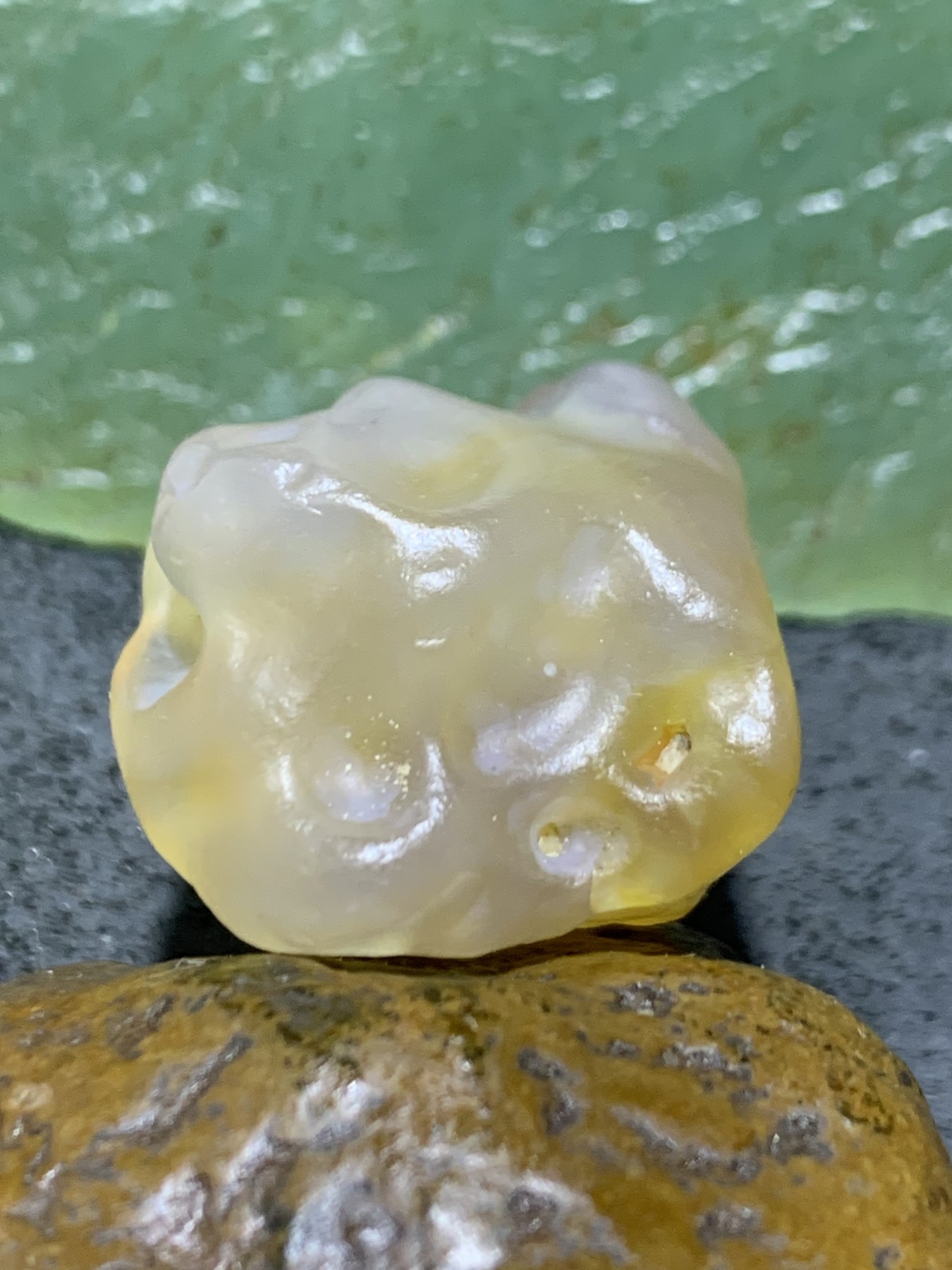 精美天然高玉化阿拉善孔洞玛瑙原石一颗，