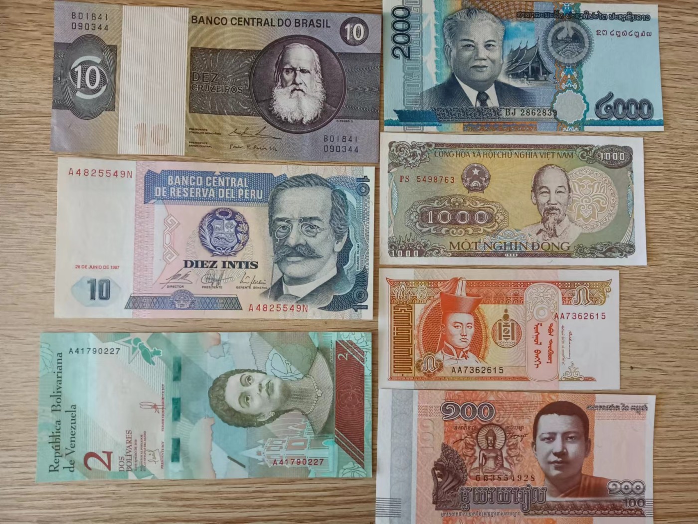 旧藏出货第一期 散币七张，巴西有折，其余品相全新。