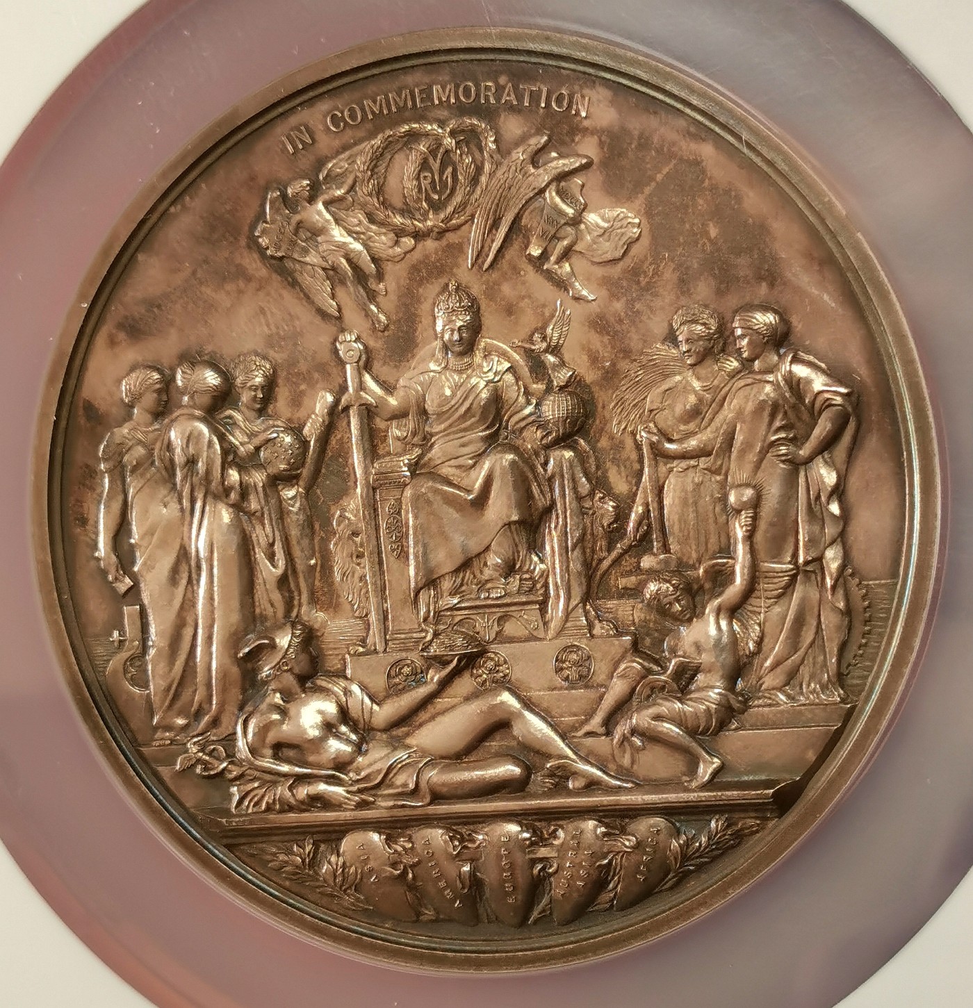 凡希社世界钱币微拍第二百五十八期 1887英国维多利亚加冕50周年纪念大型银章NGC-UNCD 直径77mm，边道有刻字，深色红棕色包浆，雕刻精美气韵典雅，加冕系列的名品！