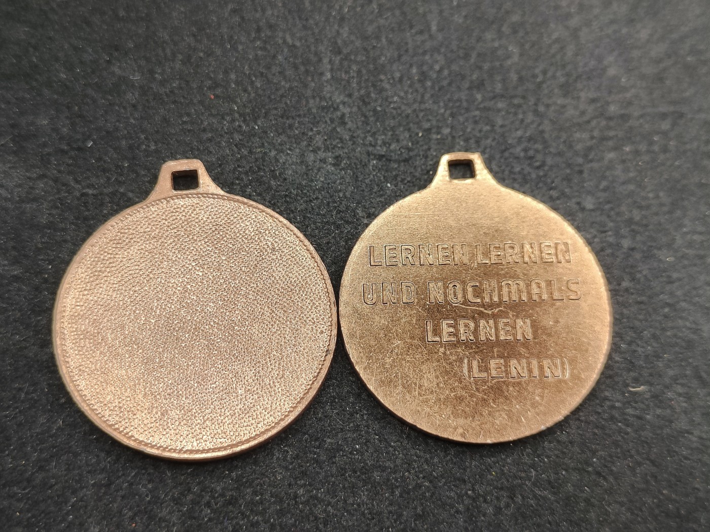 全场0元起拍 第125期 咸鱼国勋章拍卖专场 1月14日（周日）下午6：00开始 东德徽章一组
