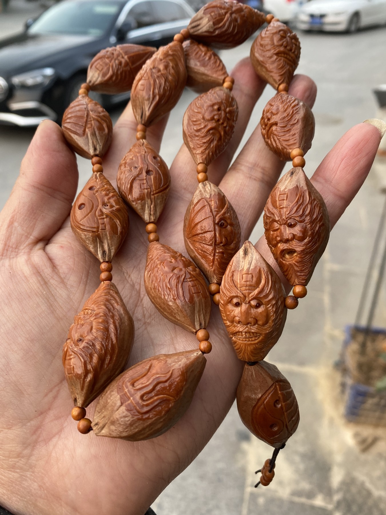 苏工核雕手工制作，总有一款适合你 福利苏工核雕纯手工雕刻，钟馗百态，梅林大核10年老籽留刀痕手作脖挂，手持长串，个性十足，等待有缘人，尺寸2。0x3.8喜欢的来