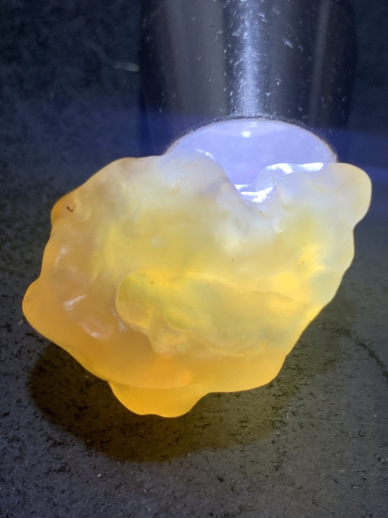精美天然高玉化阿拉善孔洞玛瑙原石一颗，