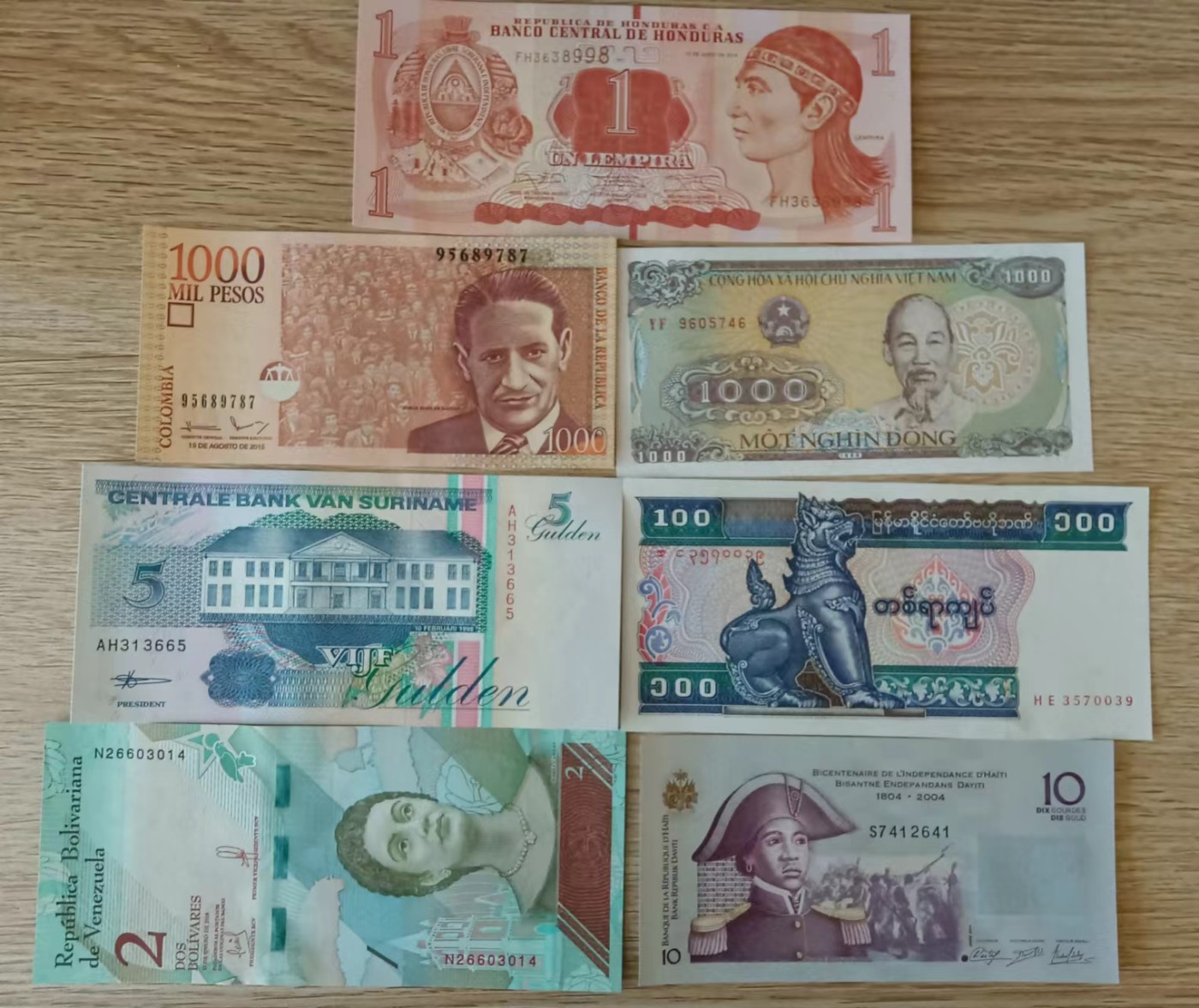 旧藏出货第一期 散币七张，苏里南有黄斑，其余品相全新。