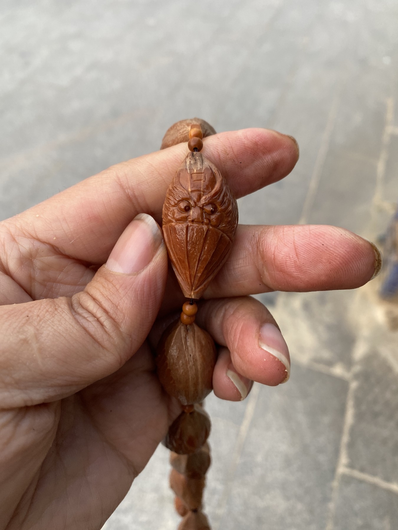 苏工核雕手工制作，总有一款适合你 福利苏工核雕纯手工雕刻，钟馗百态，梅林大核10年老籽留刀痕手作脖挂，手持长串，个性十足，等待有缘人，尺寸2。0x3.8喜欢的来