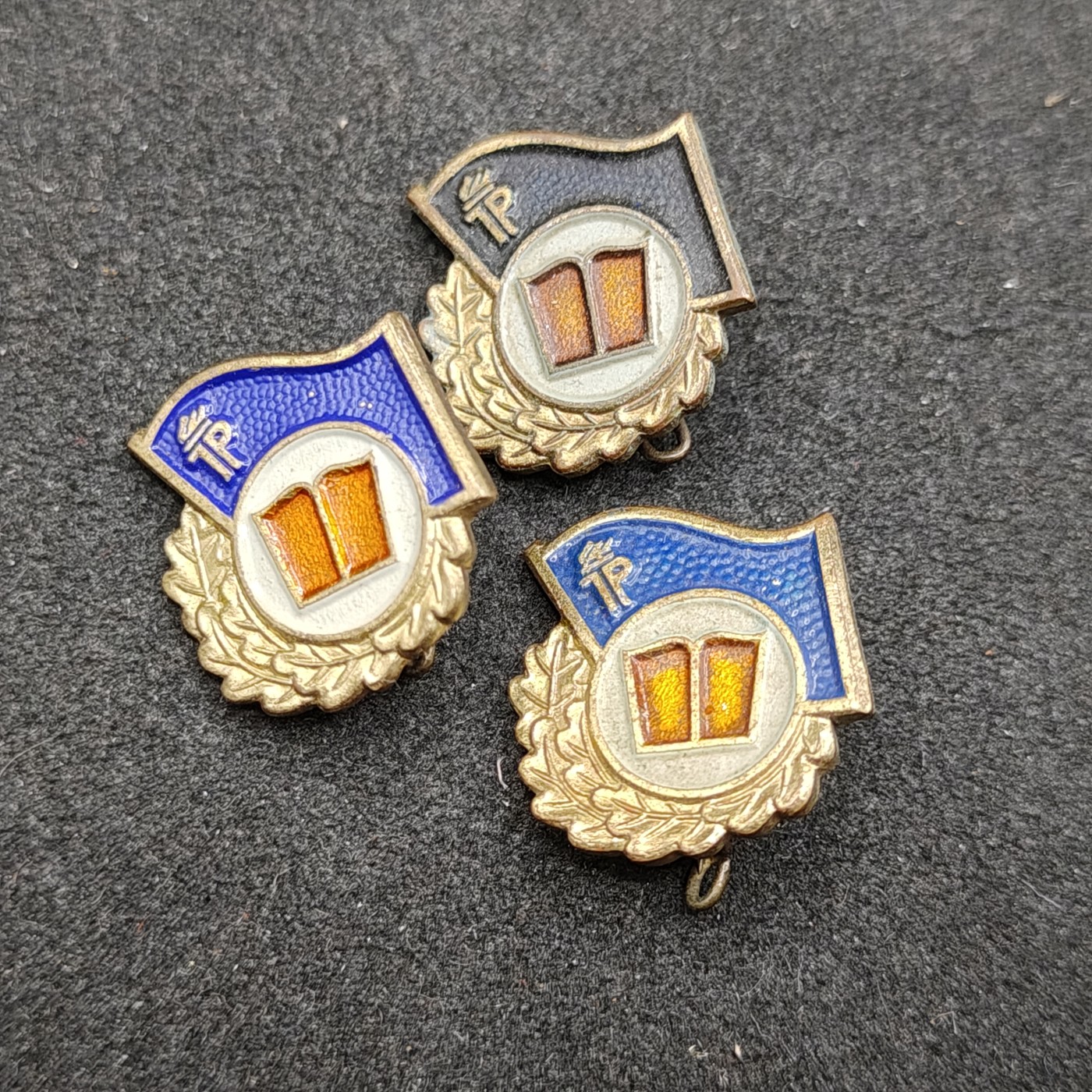 全场0元起拍 第125期 咸鱼国勋章拍卖专场 1月14日（周日）下午6：00开始 东德徽章一组