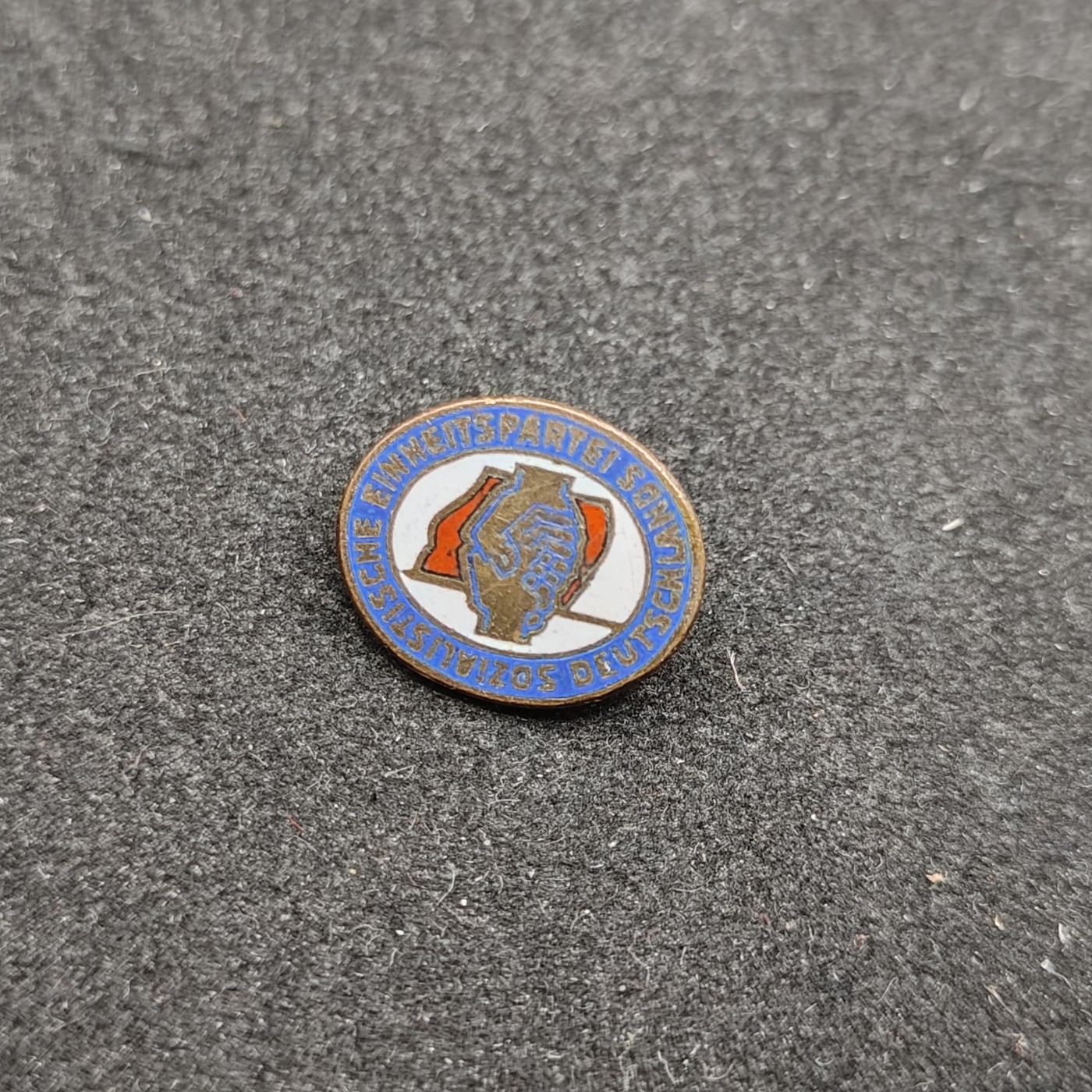 全场0元起拍 第125期 咸鱼国勋章拍卖专场 1月14日（周日）下午6：00开始 东德社会统一党 早期珐琅党徽