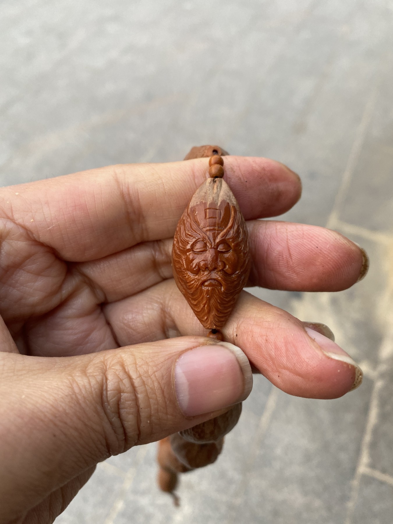 苏工核雕手工制作，总有一款适合你 福利苏工核雕纯手工雕刻，钟馗百态，梅林大核10年老籽留刀痕手作脖挂，手持长串，个性十足，等待有缘人，尺寸2。0x3.8喜欢的来