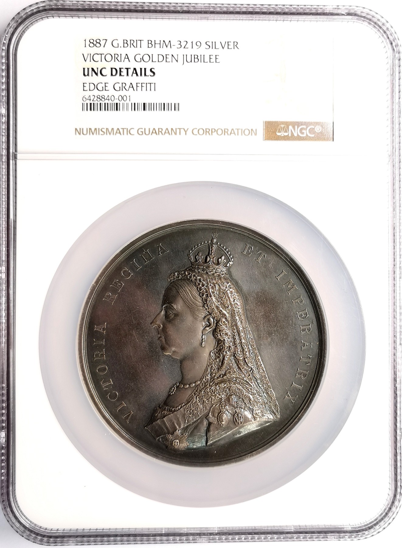 凡希社世界钱币微拍第二百五十八期 1887英国维多利亚加冕50周年纪念大型银章NGC-UNCD 直径77mm，边道有刻字，深色红棕色包浆，雕刻精美气韵典雅，加冕系列的名品！