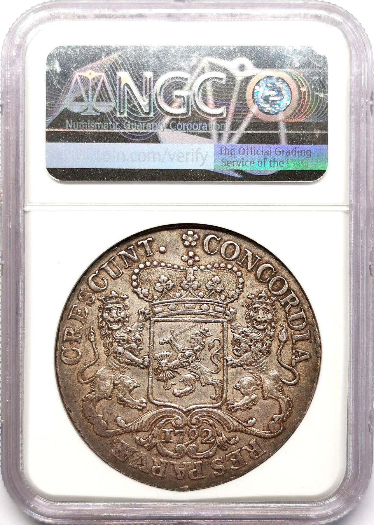 凡希社世界钱币微拍第二百五十八期 1792荷兰马剑杜卡特大银NGC-AU55，黄光淡彩，包浆醇美相当养眼的一枚！