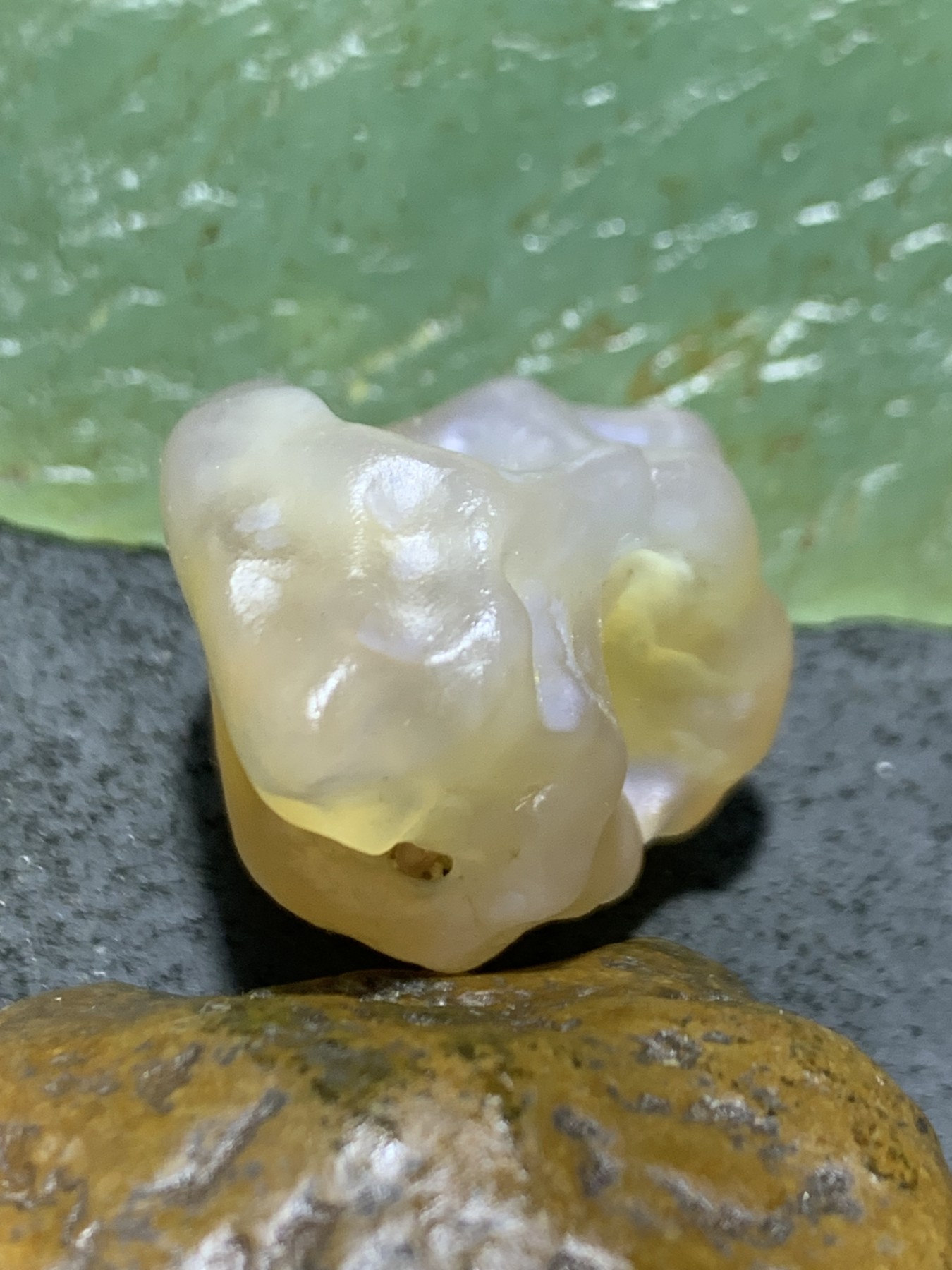 精美天然高玉化阿拉善孔洞玛瑙原石一颗，
