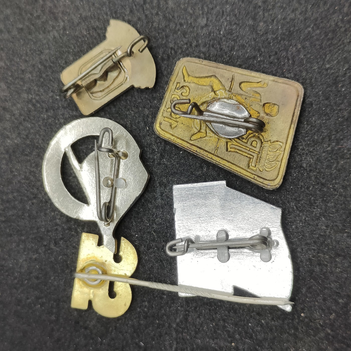 全场0元起拍 第125期 咸鱼国勋章拍卖专场 1月14日（周日）下午6：00开始 东德徽章一组