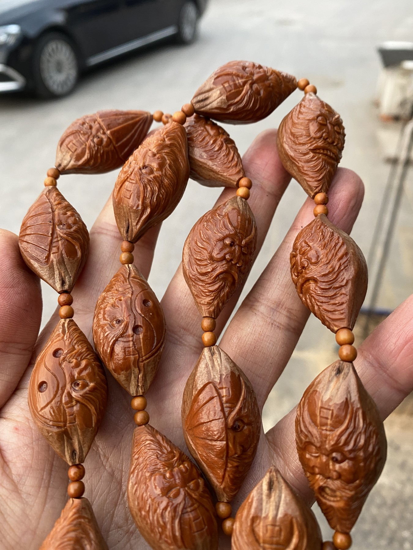 苏工核雕手工制作，总有一款适合你 福利苏工核雕纯手工雕刻，钟馗百态，梅林大核10年老籽留刀痕手作脖挂，手持长串，个性十足，等待有缘人，尺寸2。0x3.8喜欢的来