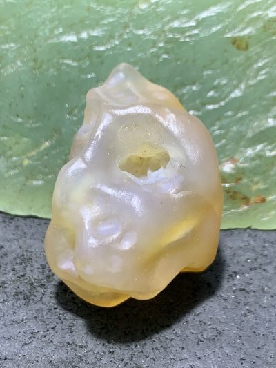 精美天然高玉化阿拉善孔洞玛瑙原石一颗， - 精美天然高玉化阿拉善孔洞玛瑙原石一颗，