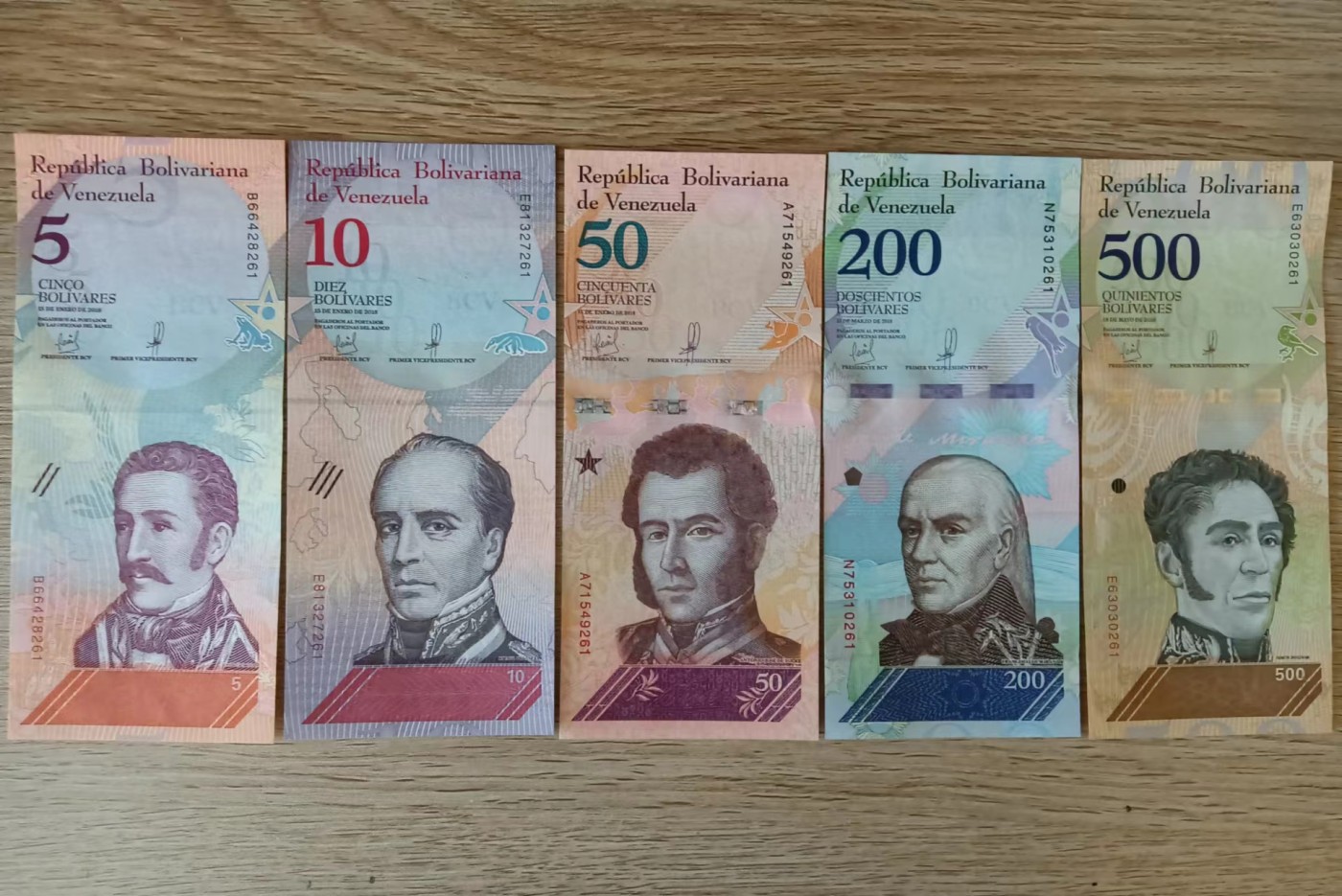 旧藏出货第一期 委内瑞拉玻利瓦尔五张，品相全新