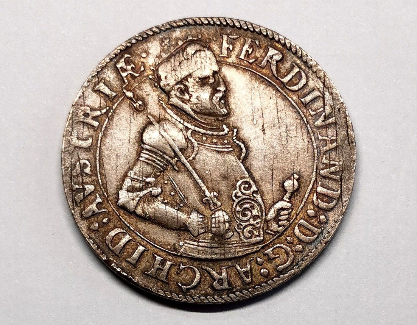 凡希社世界钱币微拍第二百五十八期 荐！1564-97神罗总庭斐迪南执权杖泰勒大银PCGS-AU55，前物主将币取出，实物细节一流，双面彩虹包浆相当精彩！