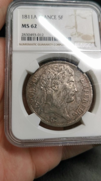 凡希社世界钱币微拍第二百五十八期 荐！1811A法国拿破仑桂冠像5法郎大银NGC-MS62，无论是地章还是高点都堪称完美，氧化形成的表面色差可能影响了分数评定，紫金彩，实物绝色！