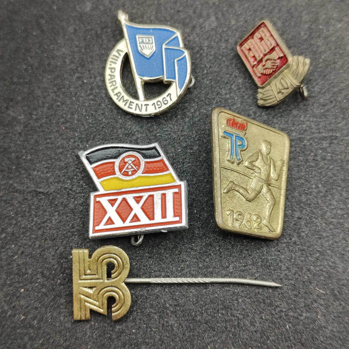 全场0元起拍 第125期 咸鱼国勋章拍卖专场 1月14日（周日）下午6：00开始 东德徽章一组